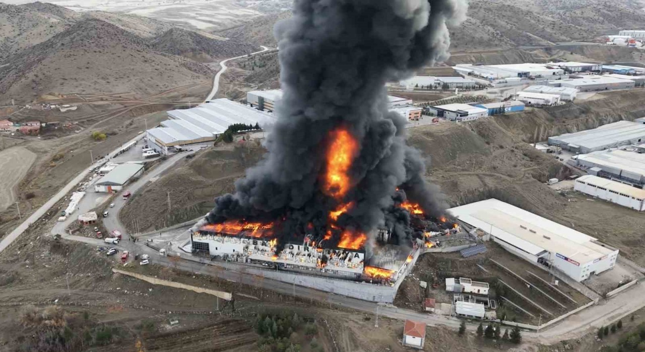 Kırıkkaledeki kimya fabrikasındaki yangına müdahale sürüyor