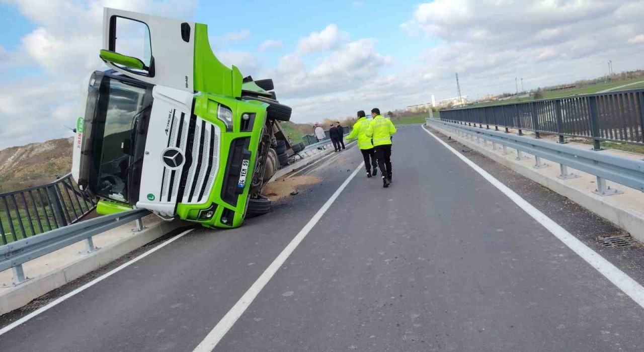 Kırklarelide yem yüklü tır köprüde devrildi