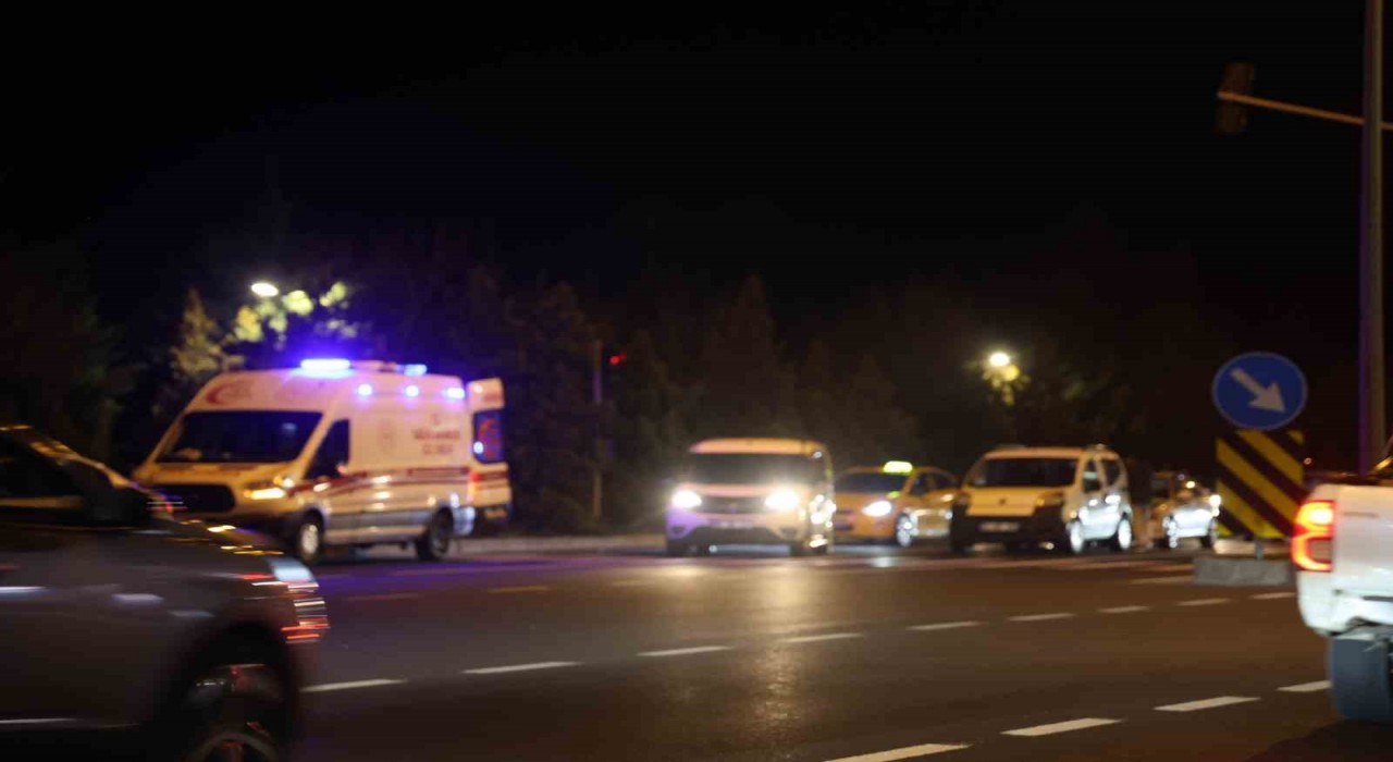 Kırmızı ışıkta bekleyen araca çarptı: 1 yaralı