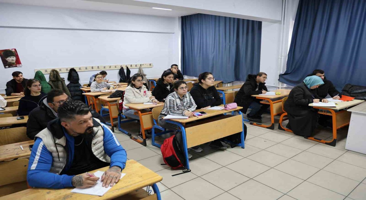 Kırşehirde 74 engelli vatandaş gönüllü öğretmenlerle KPSSye hazırlanıyor