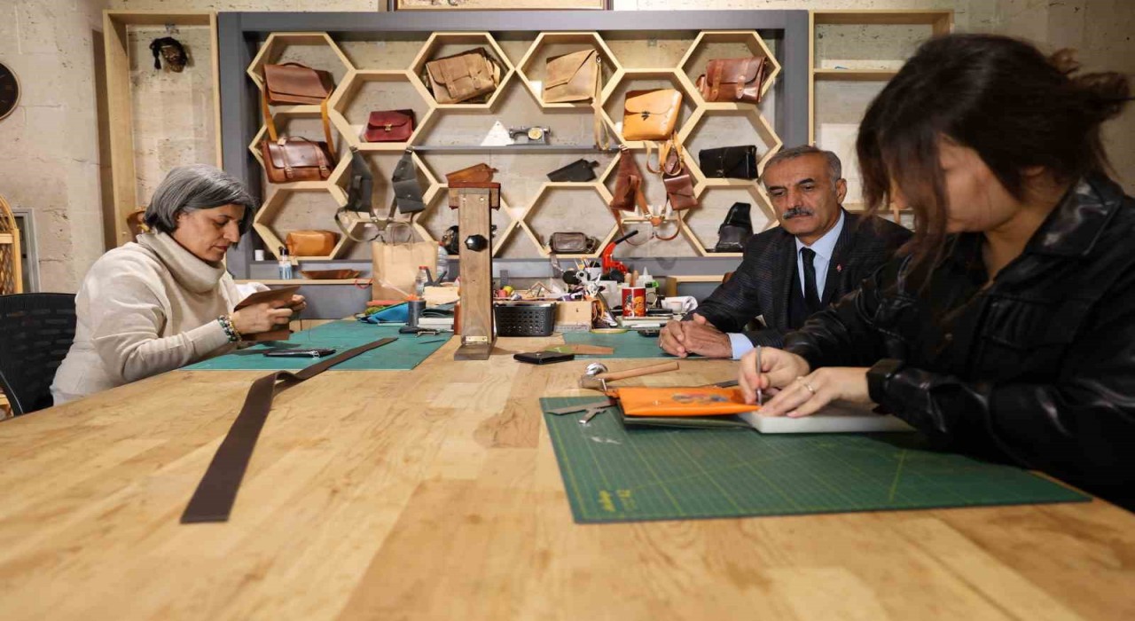 Kırşehirde Ahi Evranın mesleği deri işlemeciliği modern tasarımlarla yeniden hayat buluyor