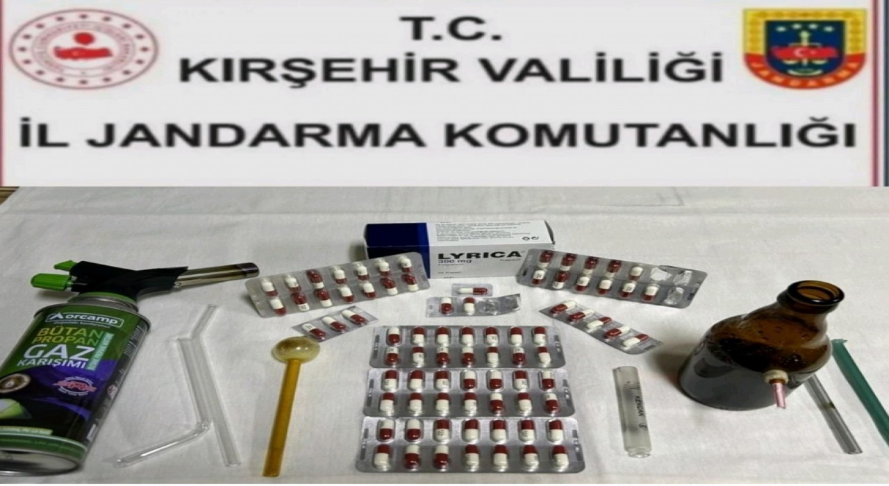 Kırşehirde jandarma yol kontrolünde uyuşturucu hap ele geçirdi