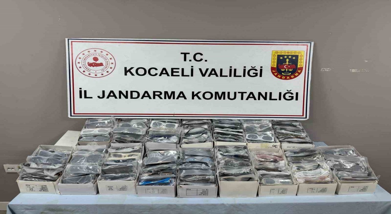 Kocaelide 2,6 milyon TLlik kaçak gözlük ve tütün operasyonu
