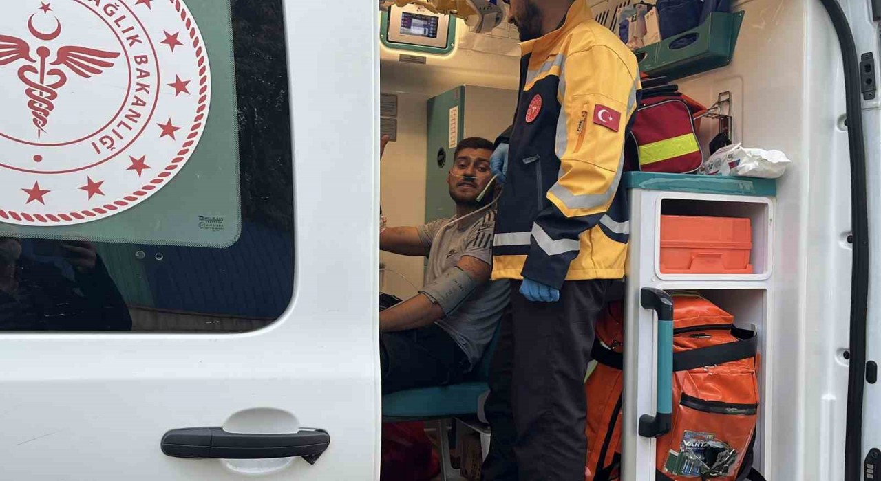 Kocaelide bina çatısında yangın: Baba ve oğlu dumandan etkilendi