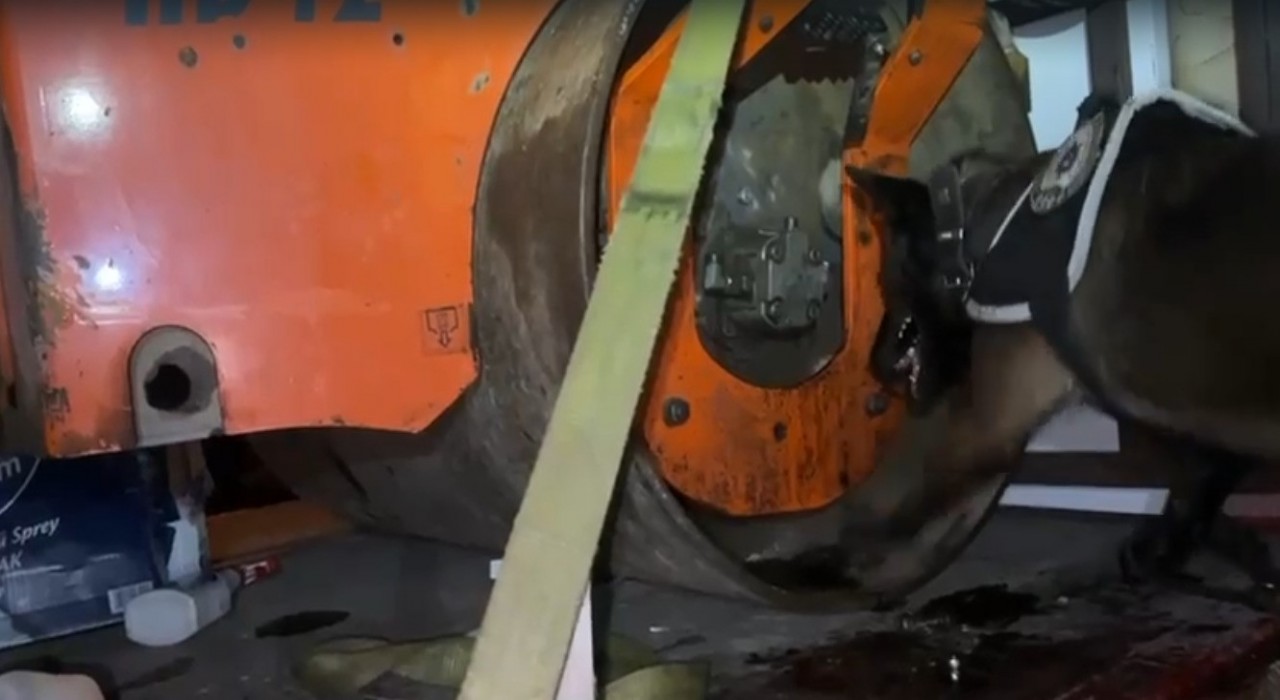 Kocaelide dev operasyon: Asfalt silindirinde 102 kilo metamfetamin bulundu