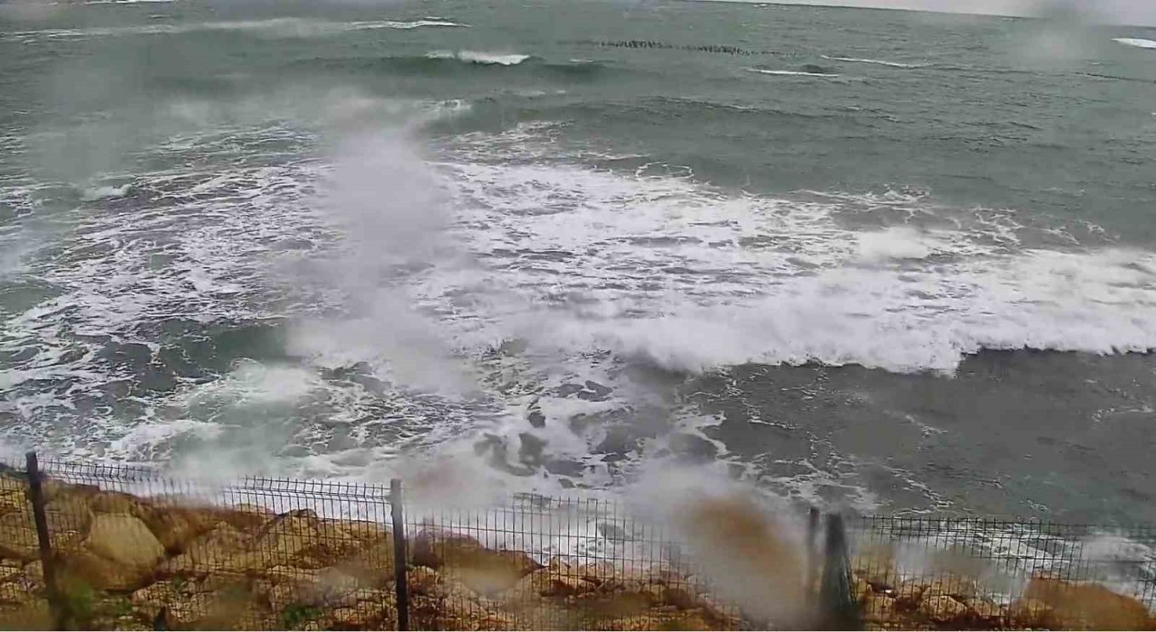 Kocaelide fırtına etkili oluyor: Sahillerde dalgalar yükseldi, zirvede yağmur ve sis hakim