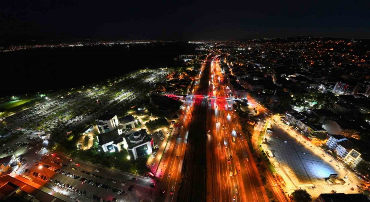 Kocaelinin sosyal yaşam alanları gece ışıklarıyla renkleniyor