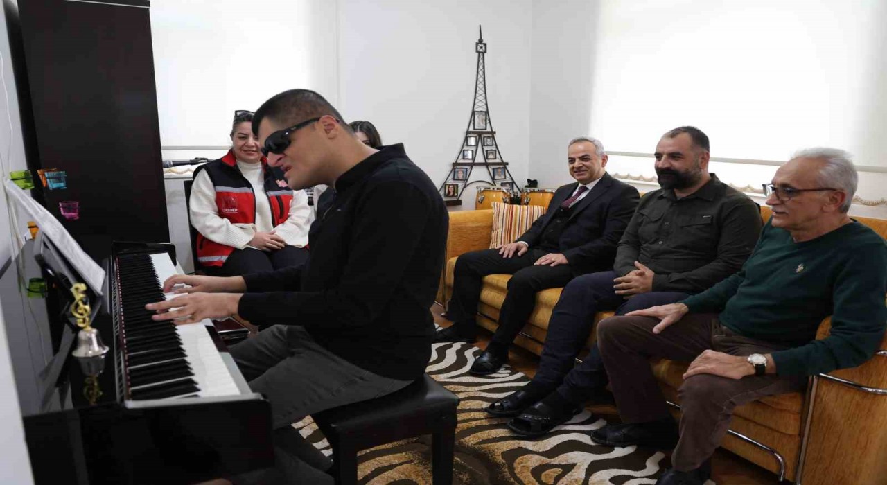 Konservatuvarı dereceyle bitiren görme engelli Mehmet dört enstrümanda ustalaştı