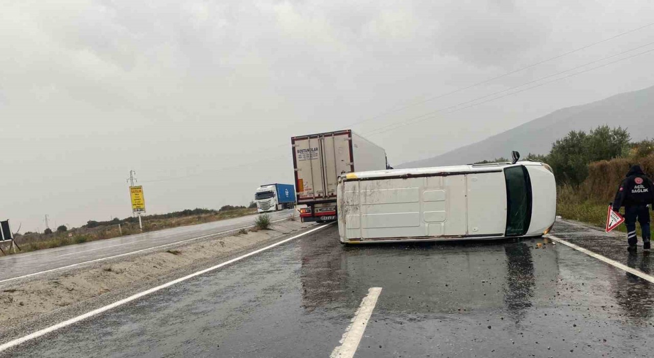 Kontrolden çıkan minibüs devrildi; 1 yaralı