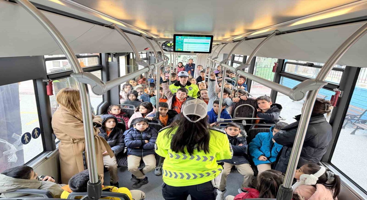 Konya Büyükşehirin nezaket otobüsü öğrencilere trafik kültürünü aşılıyor