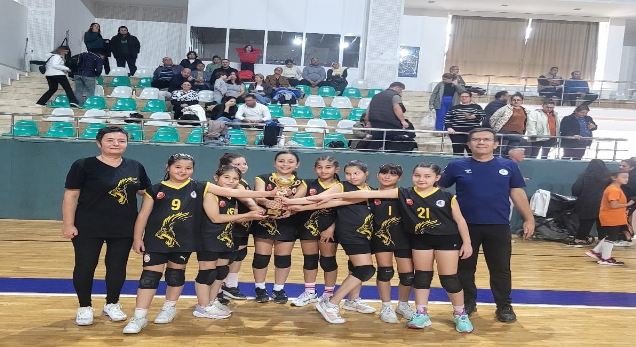 Köyceğizli minikler Voleybol Turnuvasında şampiyon oldu