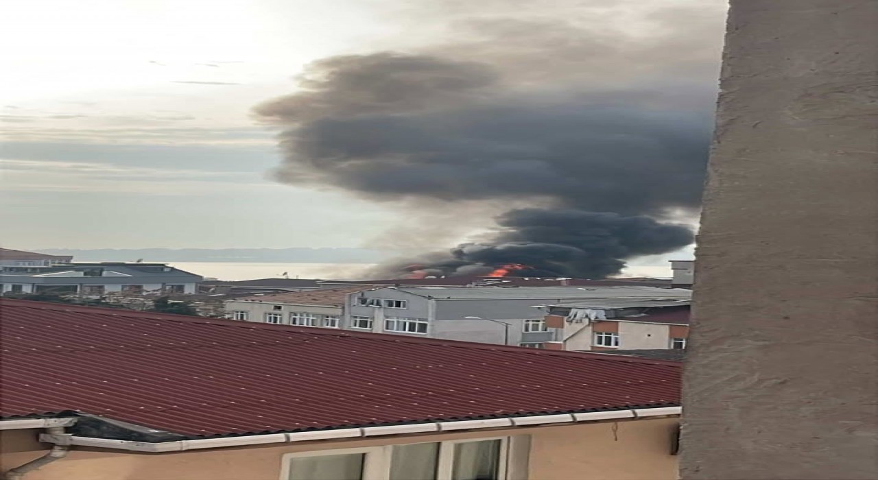 Küçükçekmecede 4 katlı binanın çatı katından alevler yükseldi: O anlar kamerada
