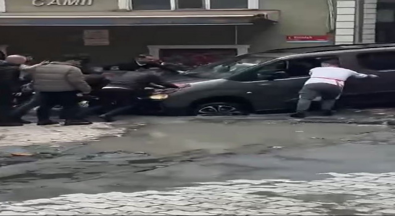 Küçükçekmecede yağmur sonrası çöken yolda, araçlar çukura düştü