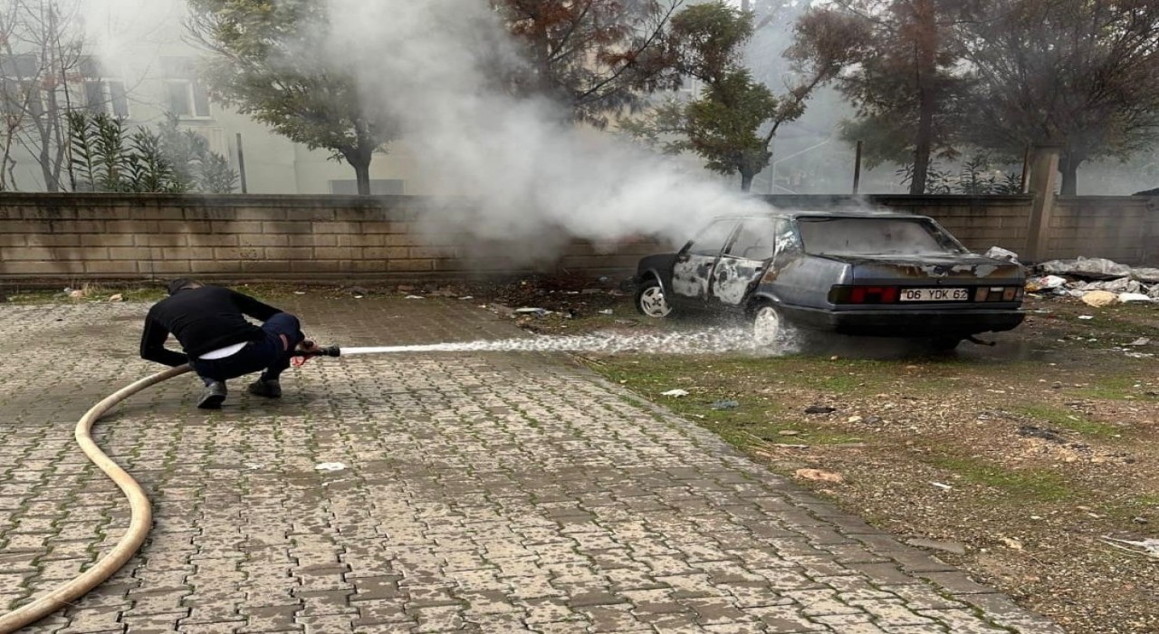 Kurtalanda araç alev topuna döndü