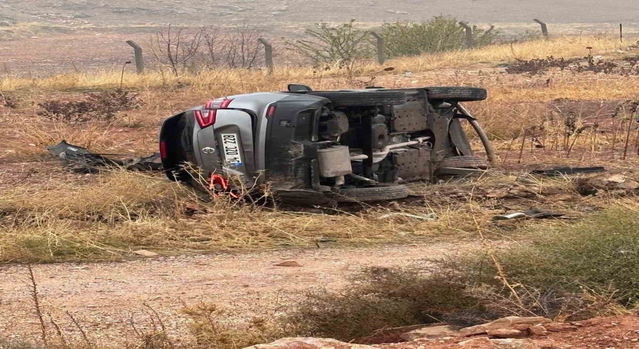 Kurtalanda devrilen otomobilin sürücüsü yaralandı