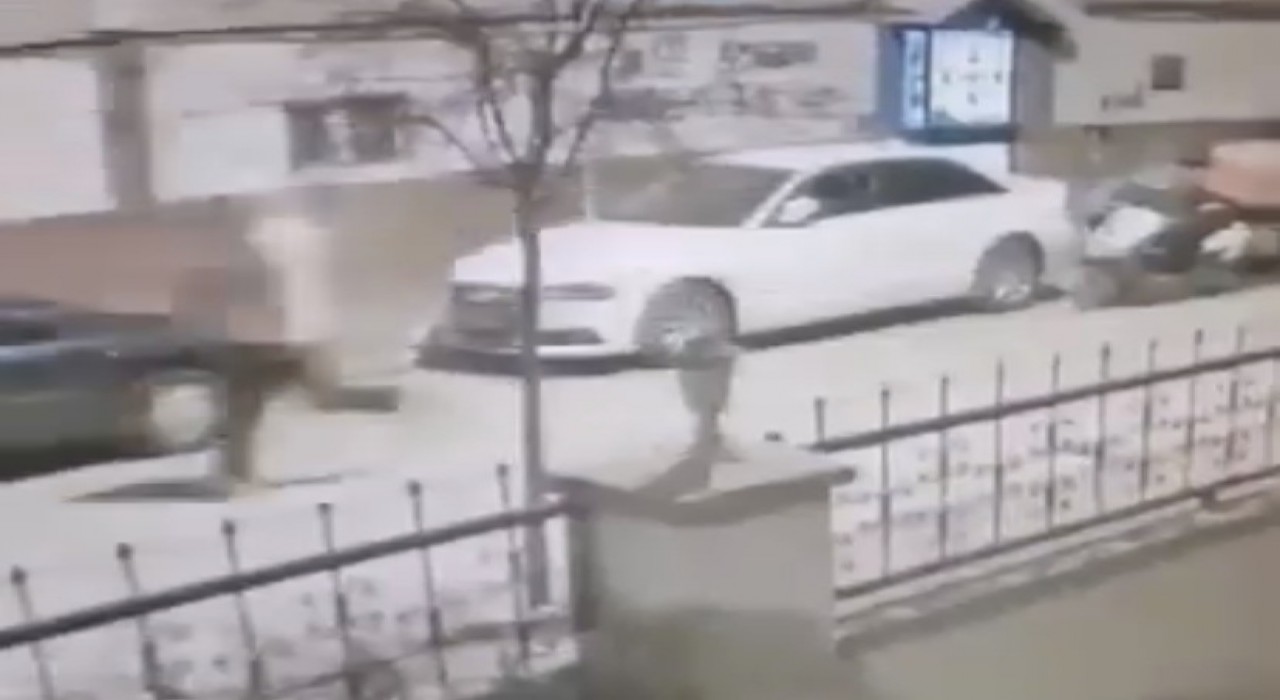 Kuryenin çantasındaki dürümü çalıp koşarak kaçtı