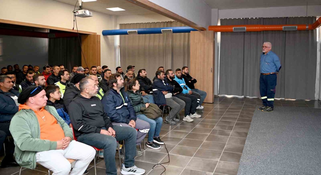 Kuşadası Belediyesi Temizlik İşleri Müdürlüğü personeline güvenli sürüş eğitimi verildi