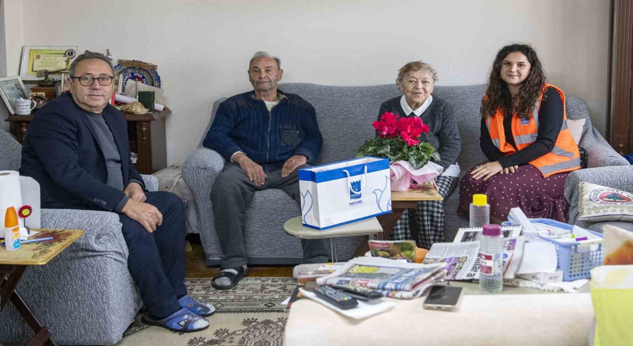 Kuşadası Belediyesinden engelli Osman amcaya anlamlı ziyaret