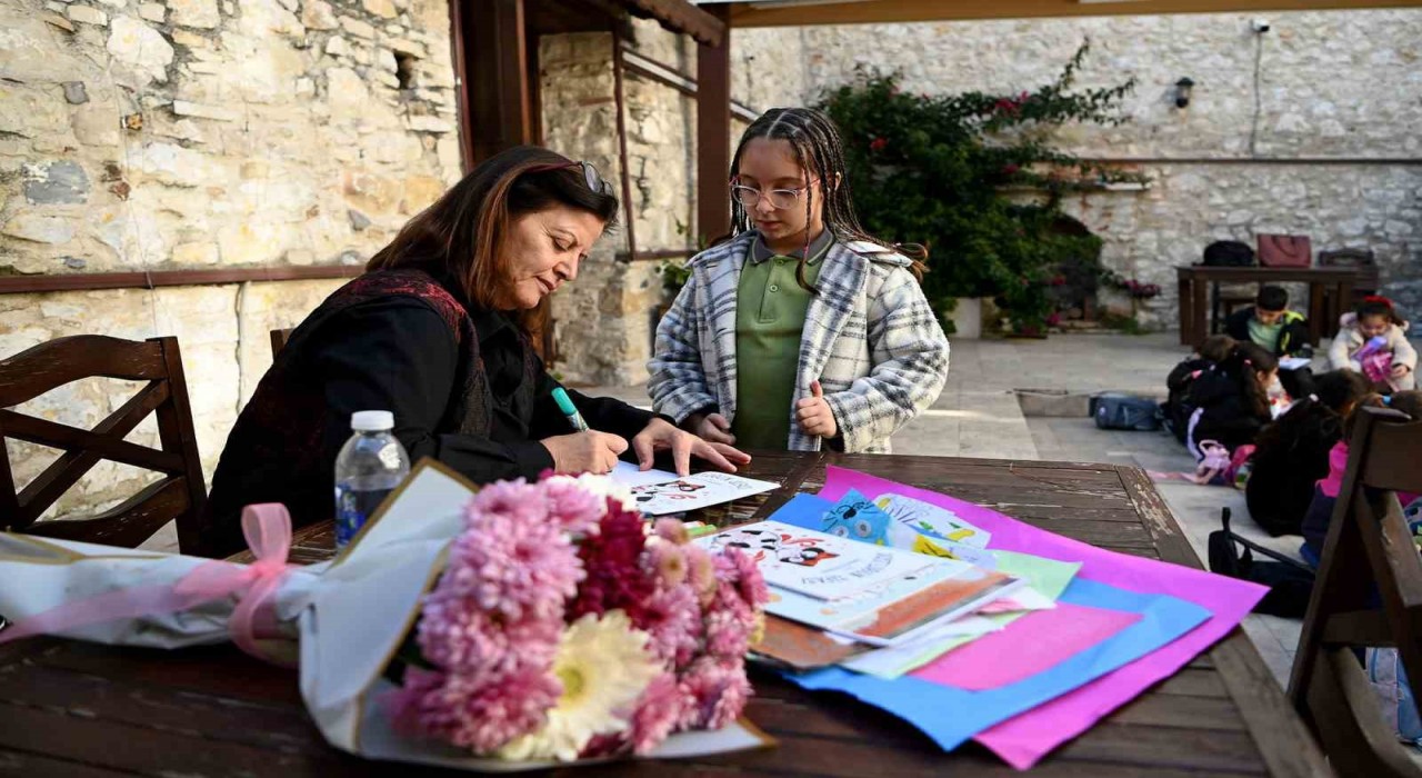 Kuşadasında çocuklara hem kitap hem hayvan sevgisi aşılandı