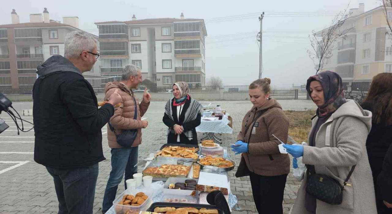Kütahya Abdülhamid Han Anadolu Lisesinden Gazze için Hayır Çarşısı