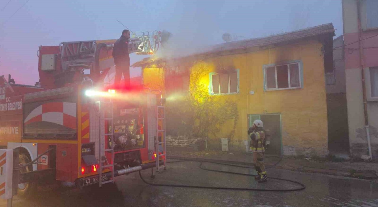 Kütahyada ahşap evde çıkan yangında 85 yaşındaki kadın hayatını kaybetti