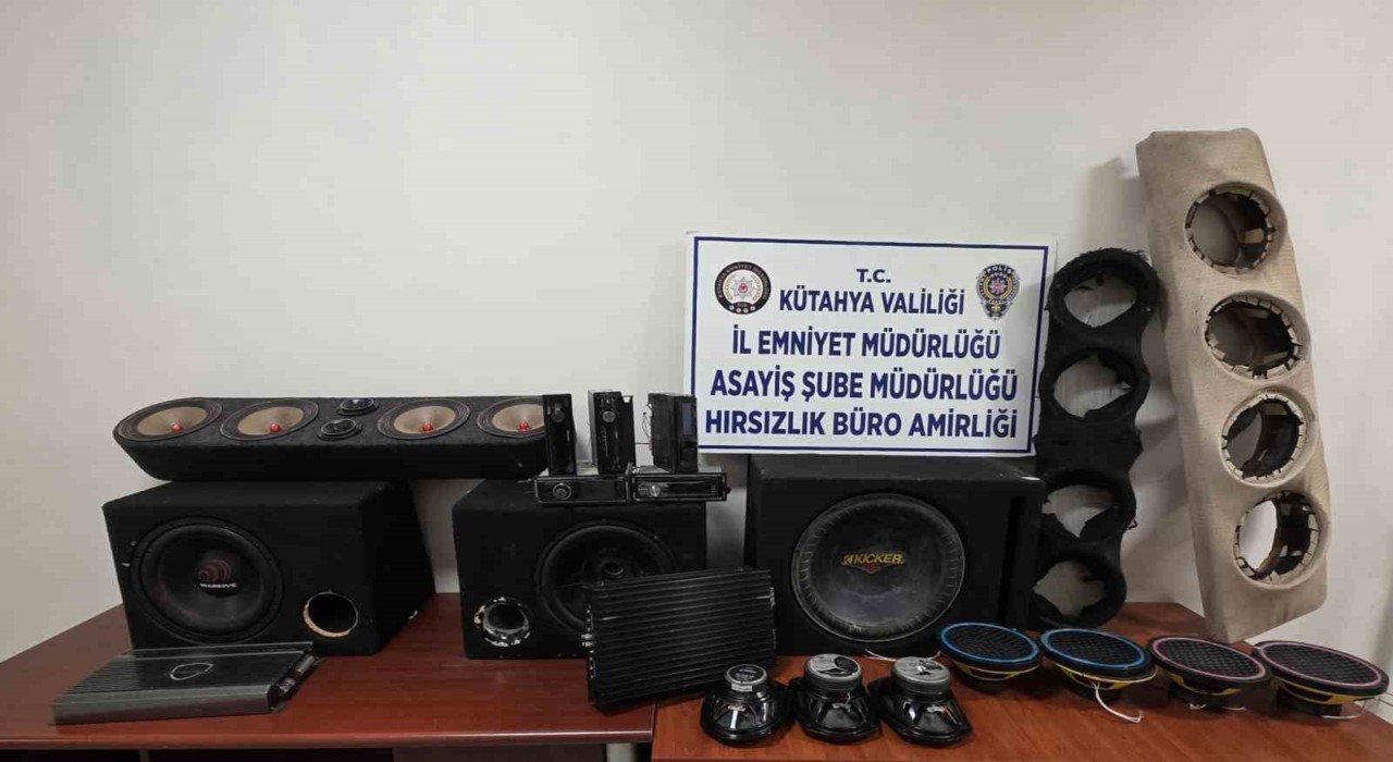 Kütahyada araçlardan ses sistemi hırsızlığı yapan 2 şüpheli yakalandı