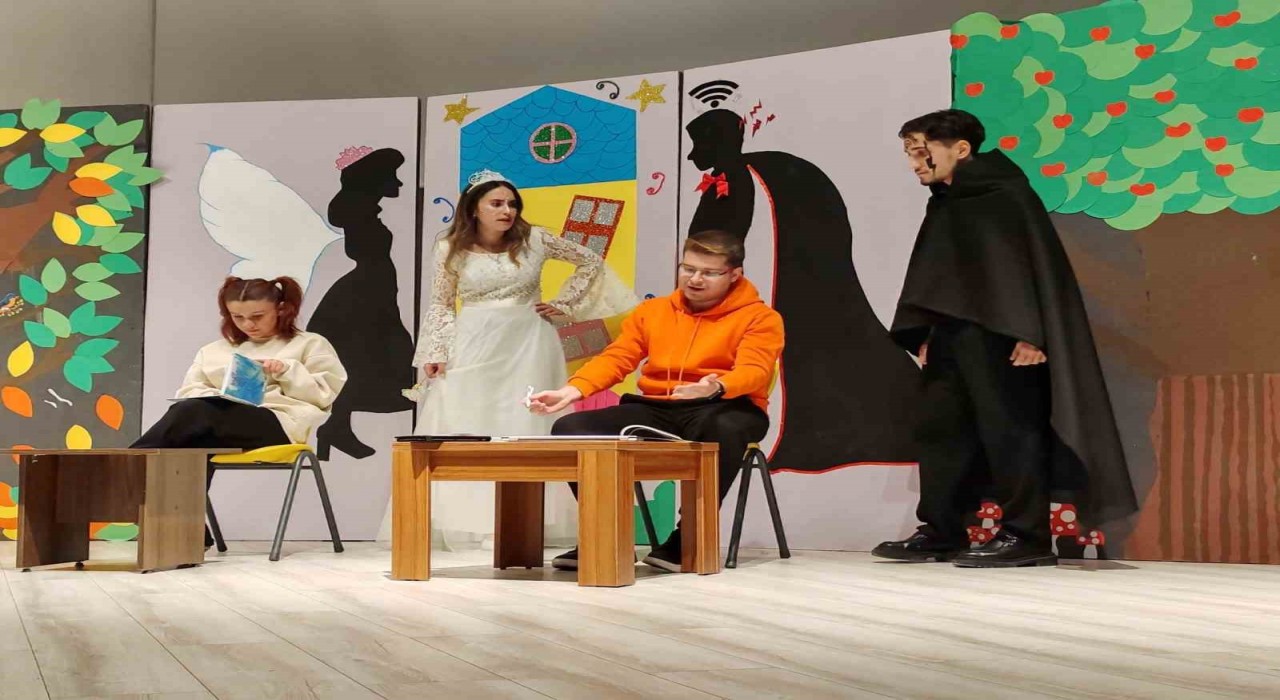 Kütahyada Çekmez Köy tiyatro oyunu minik öğrencilerle buluştu