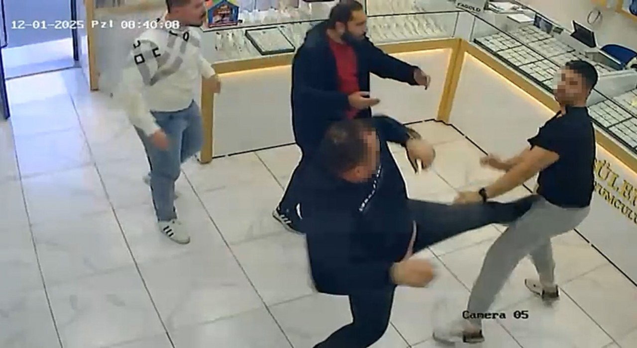 Kuyumcuların müşteri kavgası kamerada