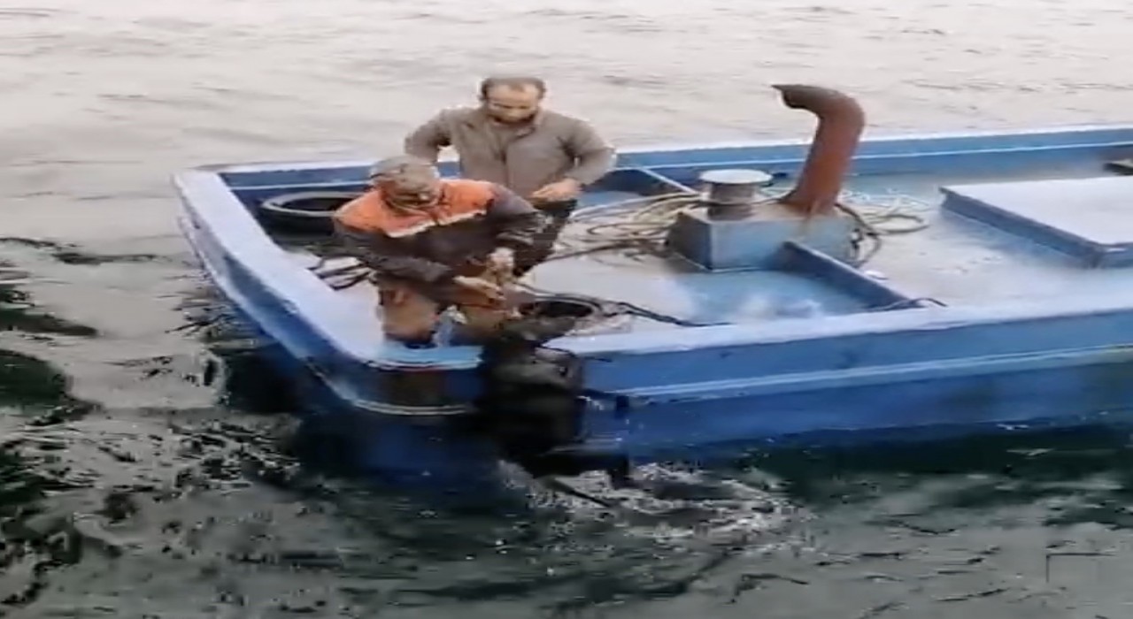 Lapsekide iskelede denize düşerek sürüklenen köpeğin yardımına balıkçılar yetişti