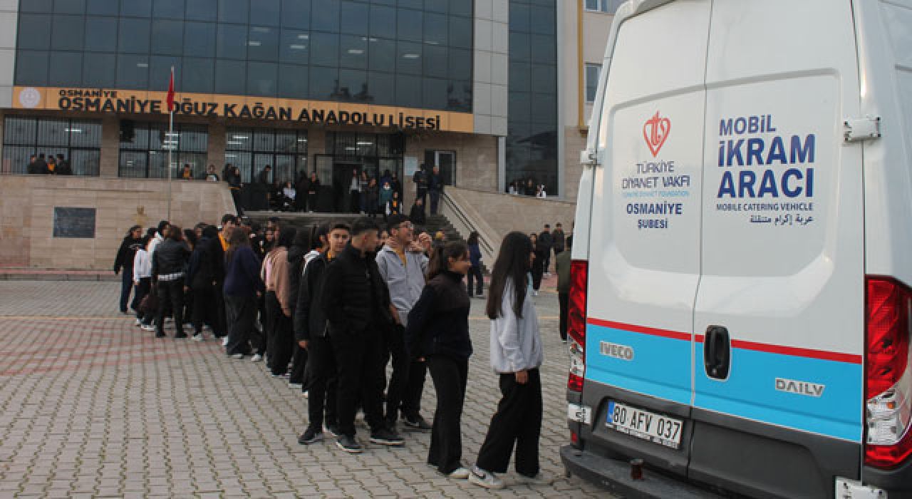 Lise Öğrencilerine Sıcak Çorba İkram Edildi