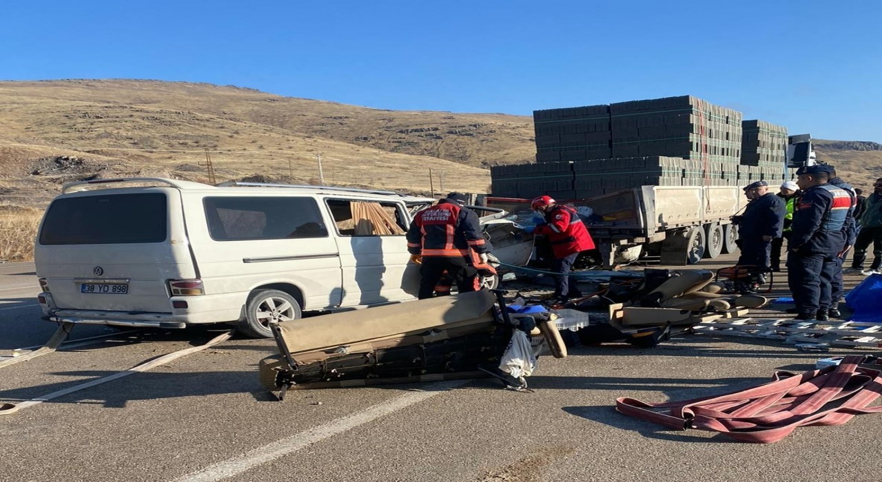 Malatyada tır ile minibüs çarpıştı: 3 ölü