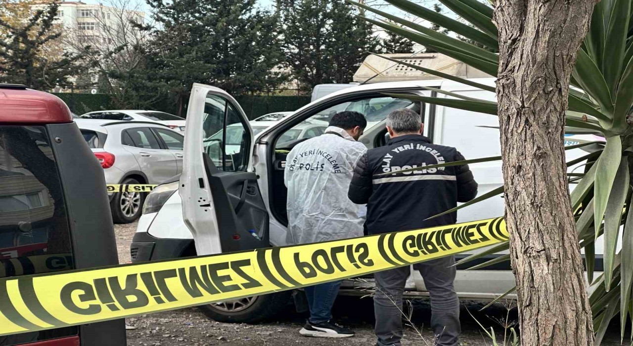 Maltepede kargo çalışanı araç içerisinde ölü bulundu