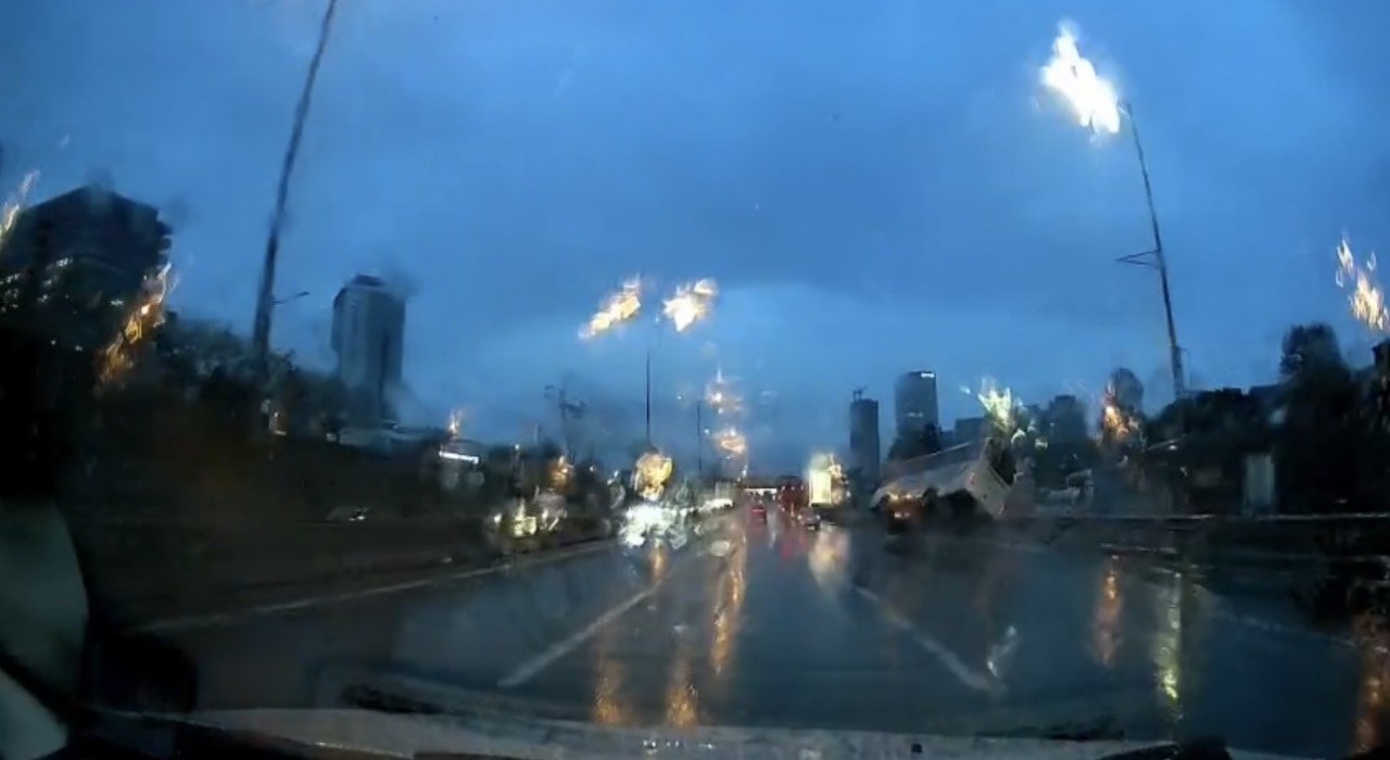 Maltepede minibüsün devrildiği anlar kamerada