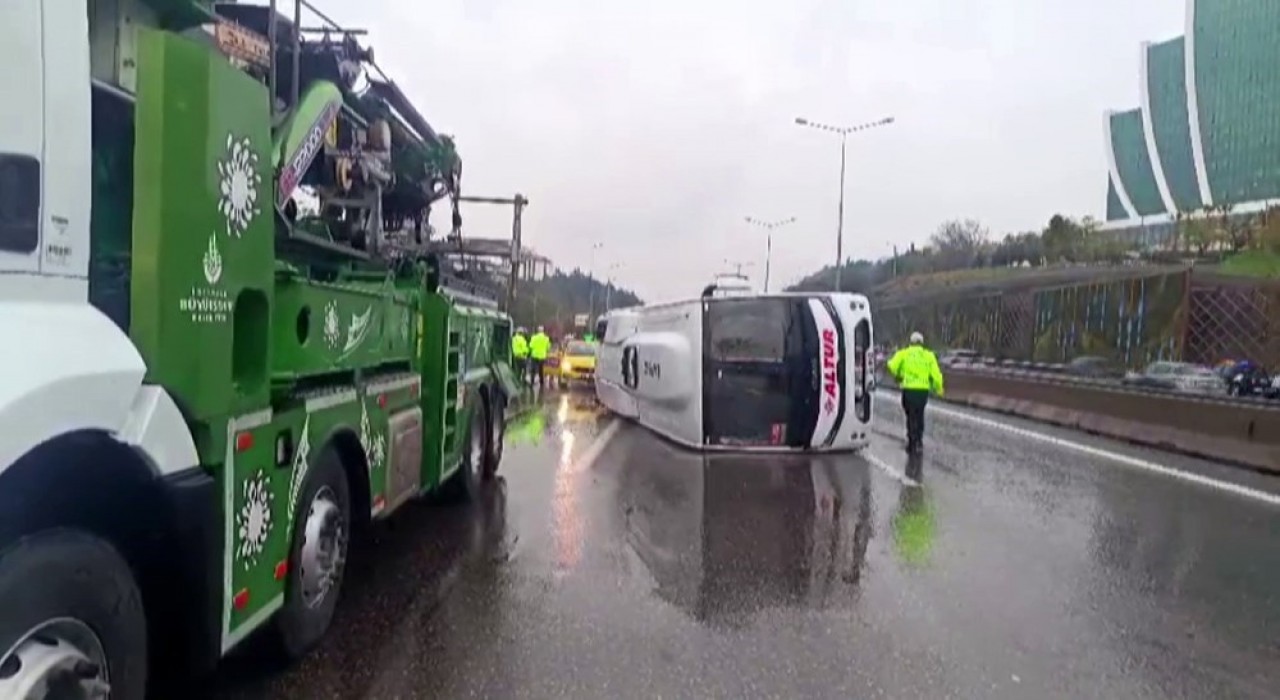 Maltepede servis minibüsü devrildi: 5 yaralı