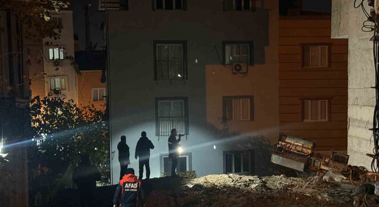 Manisada çatlak oluşan iki bina tahliye edildi