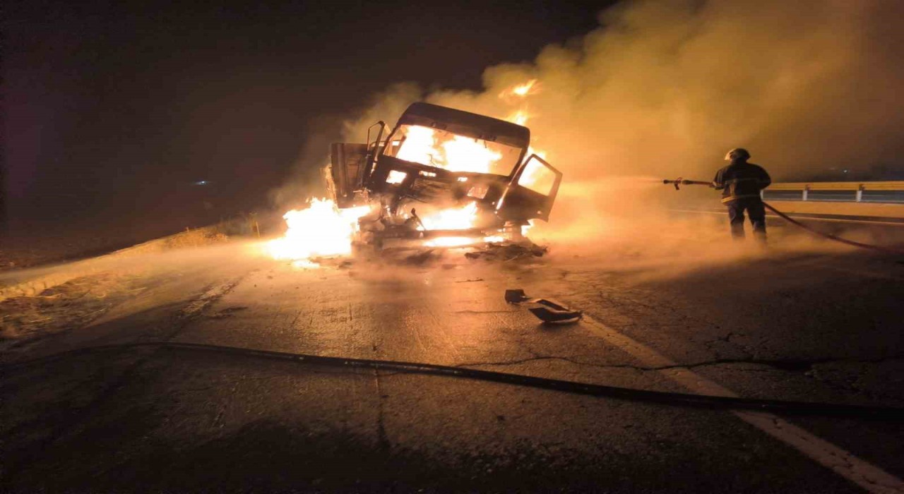 Mardinde çarpışan iki tırdan biri yandı