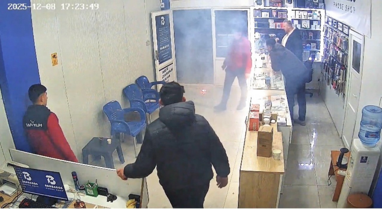 Mardinde cep telefonu tamir sırasında alev aldı