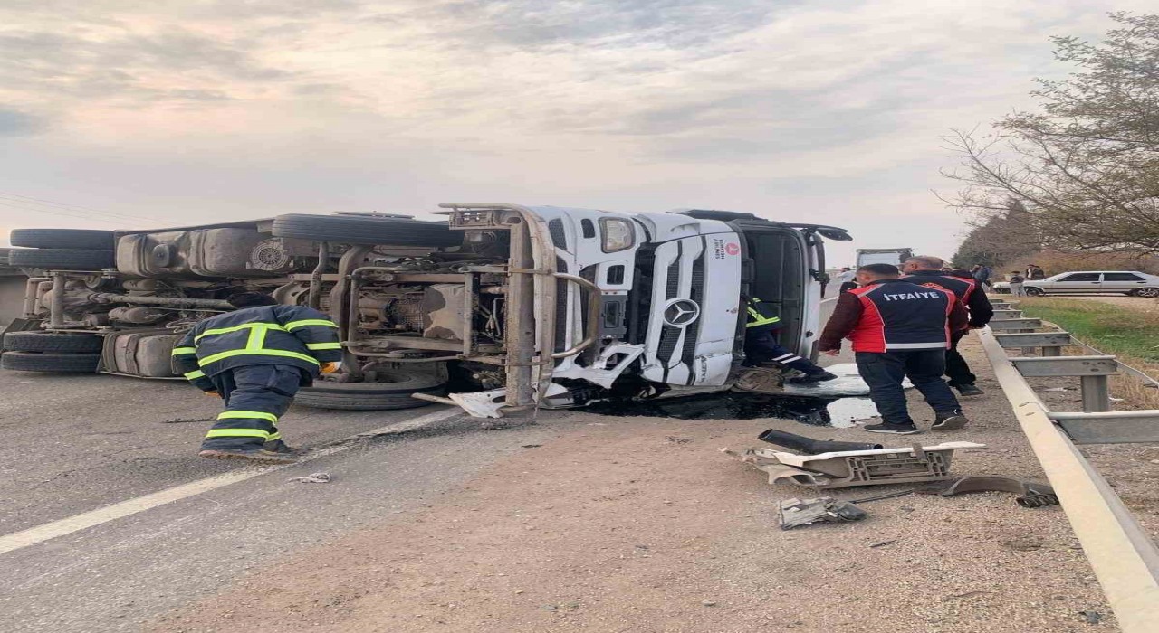 Mardinde devrilen akaryakıt yüklü tırın sürücüsü yaralandı