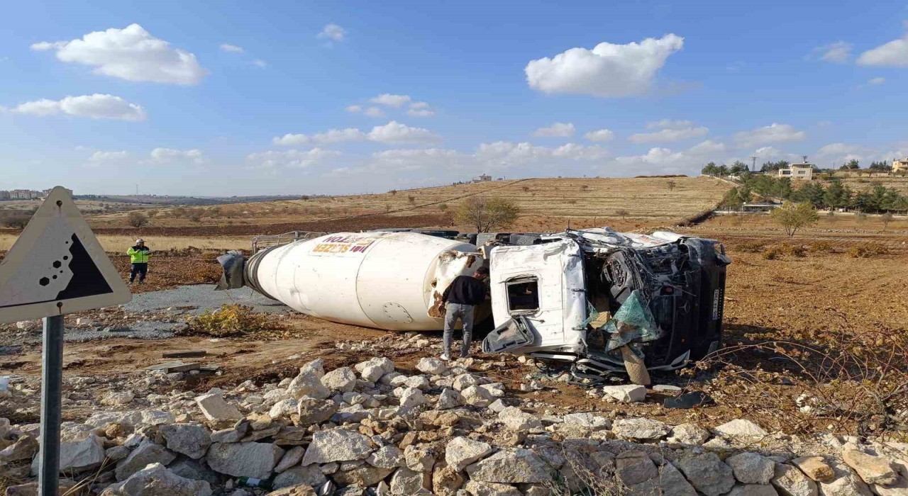 Mardinde devrilen beton mikserinin sürücüsü yaralandı