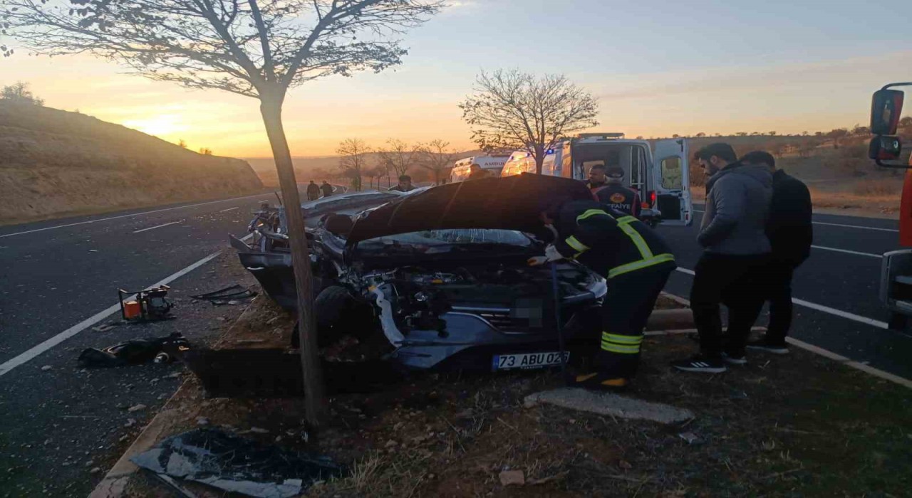 Mardinde otomobil ile tırın çarpıştığı kazada 1 kişi öldü, 2 kişi yaralandı