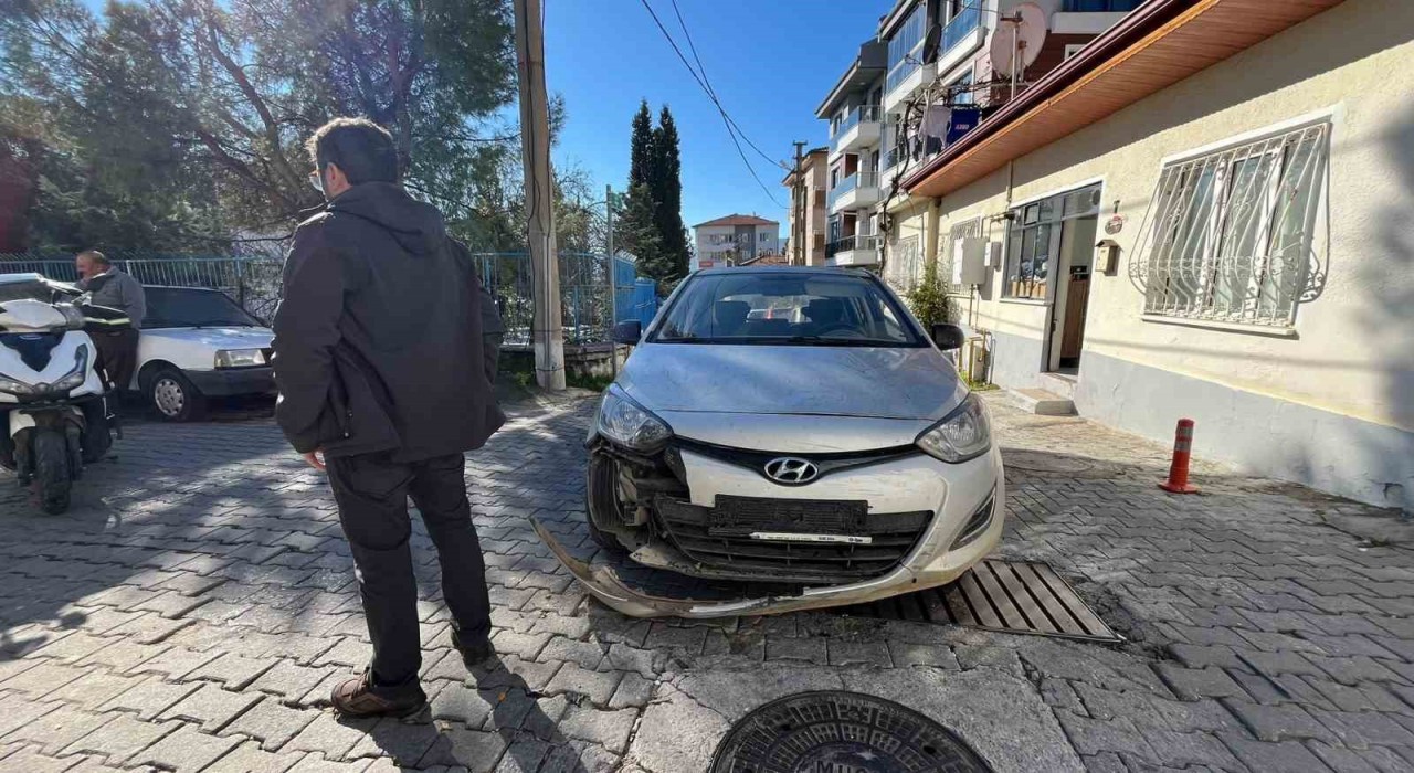 Menteşede otomobil ile motosiklet çarpıştı: 2 yaralı