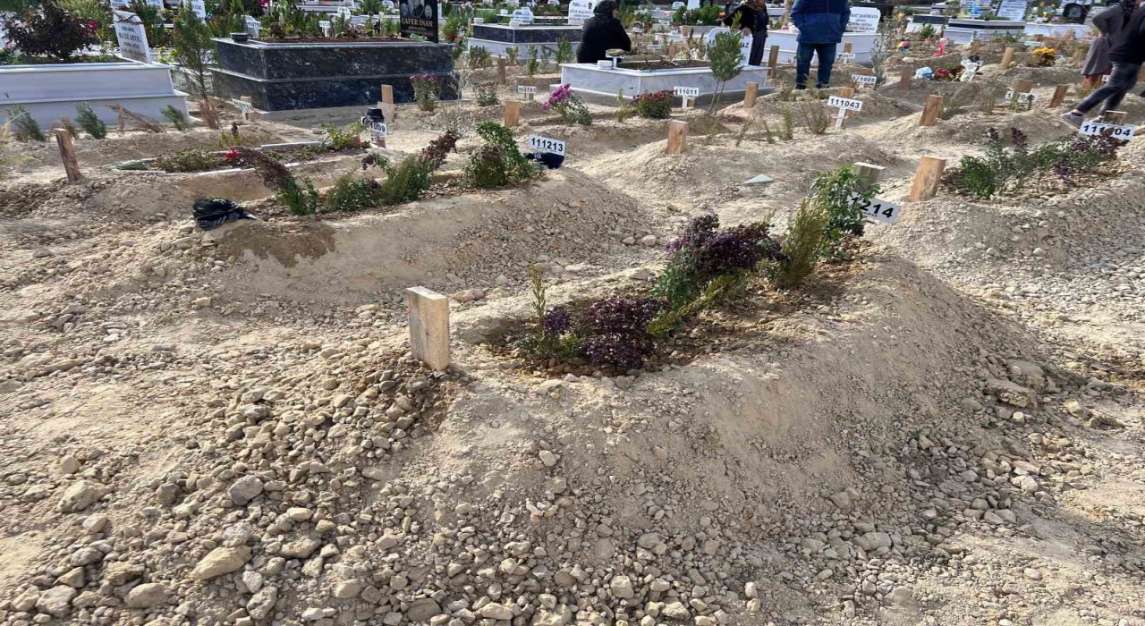 Mersinde komşusu tarafından öldürülen anne ve oğlu toprağa verildi