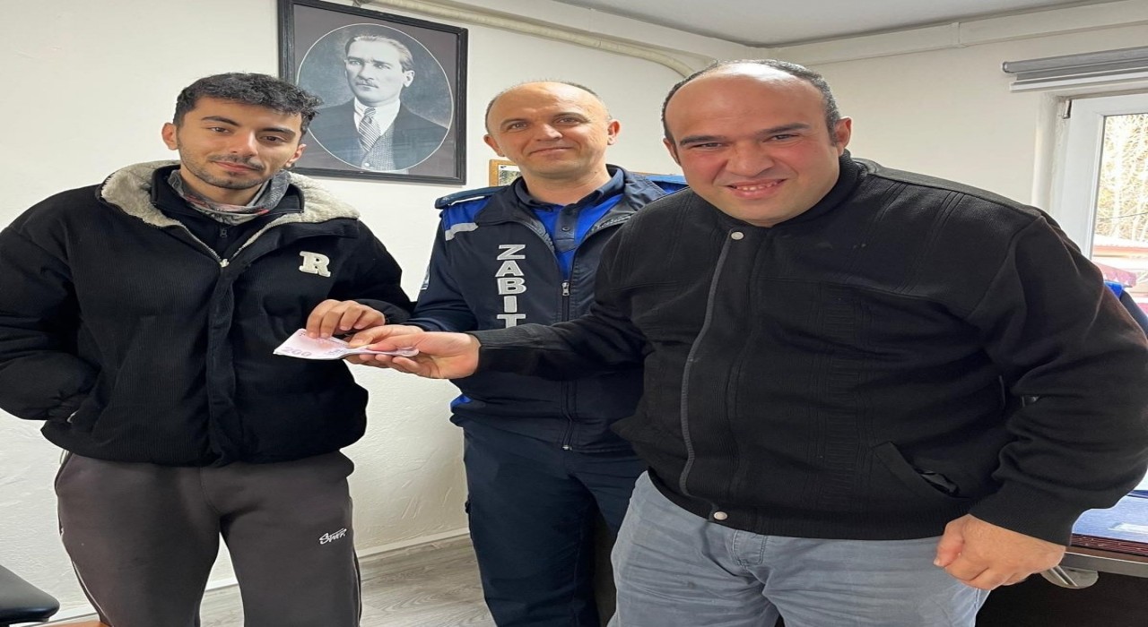 Merzifonda temizlik personelinden örnek davranış: Bulduğu parayı sahibine teslim etti