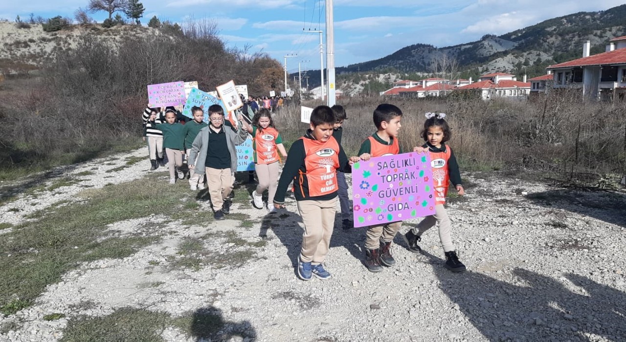 Mudurnuda öğrenciler erozyon farkındalığı için yürüdü