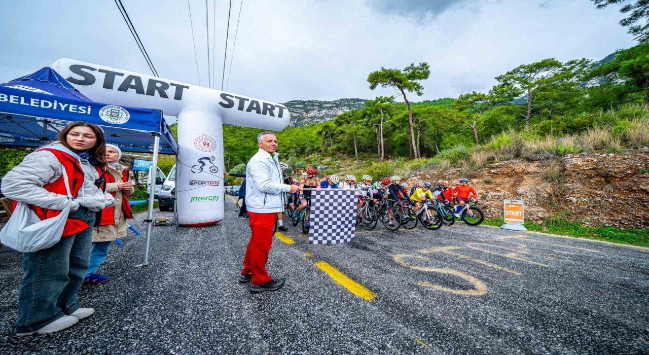 Muğlada 100 sporcu zorlu parkurda ter döktü