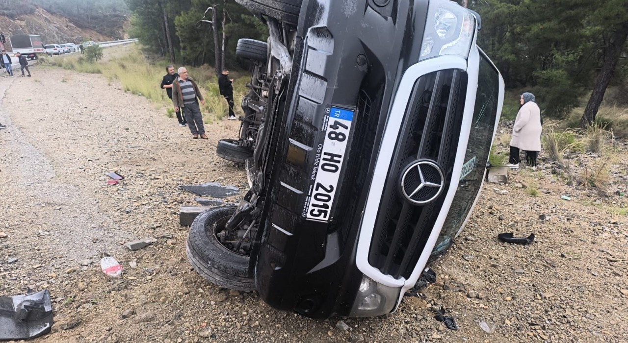 Muğlada yolcu minibüsü devrildi: 3 yaralı