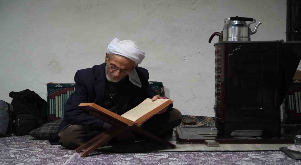 Muşta 86 yaşındaki Rüstem dede 50 yıldır sadece çay ve gofretle yaşamını sürdürüyor