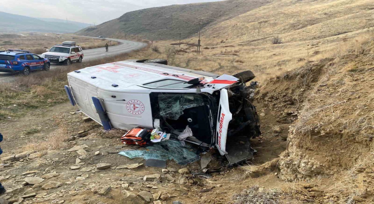 Muşta ambulans devrildi: 3 yaralı