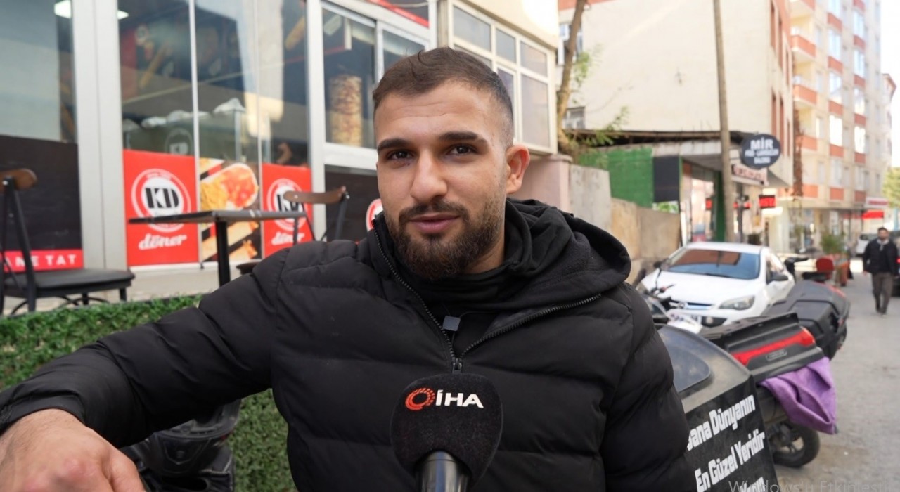 Muşta üşüyen kuryeye eldivenini veren polis gönülleri ısıttı