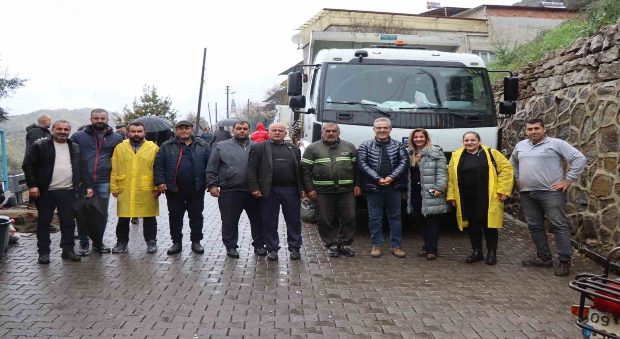 Nazilli Belediyesi Işıklar Mahallesinde 5 bin ağaç fidanı dağıttı